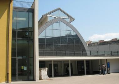 Lingresso della Biblioteca Lazzerini 