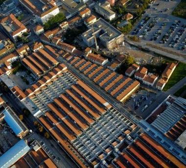 Una veduta dallalto della Piaggio; sotto il sindaco Simone Millozzi 
