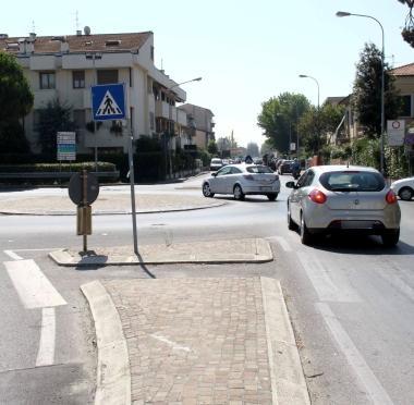 <b>IN LOTTA. </b>Euler Rubeiro sul posto di lavoro In alto, la rotonda dove &egrave; avvenuto lincidente 