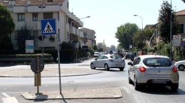 <b>IN LOTTA. </b>Euler Rubeiro sul posto di lavoro In alto, la rotonda dove è avvenuto l’incidente