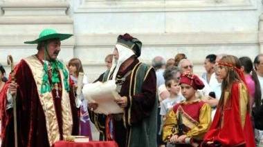 Momenti dell’edizione 2010 della rassegna Medievalis: cortei, cavalieri, bimbi e dame in abiti d’epoca per le vie di Pontremoli