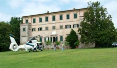 Villa Fanini a Gragnano ha ospitato un magnate russo; a destra Steve Jobs, fondatore di Apple 