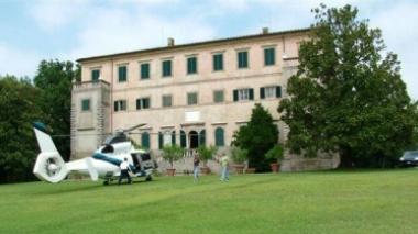 Villa Fanini a Gragnano ha ospitato un magnate russo; a destra Steve Jobs, fondatore di Apple