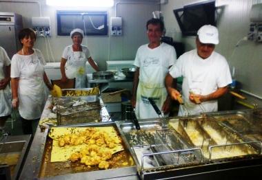 A destra i volontari al lavoro in cucina in occasione della Sagra del cunigliolo fritto a La Serra; sotto un esemplare di coniglio  