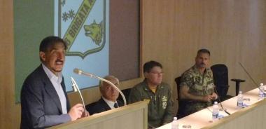 Da sinistra: La Russa il prefetto De Bonis il generale Fort e il vice comandante della Folgore Ribezzo 