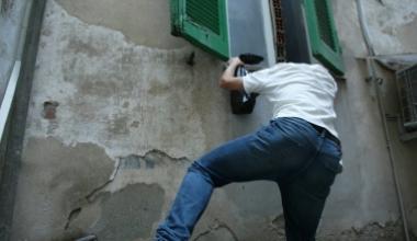 Ladri acrobati svaligiano una casa: rubati trentamila euro di gioielli