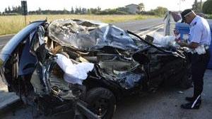 Auto ribaltata, due ragazze vive tra le lamiere