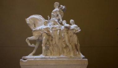 La miniscultura portata da Piazza della Vittoria a palazzo comunale   
