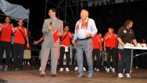 <b>PARCO DI PIETRA</b>. Il presidente Piero Camilli con la sciarpa al collo salta insieme ai ragazzi durante la presentazione del 2010 a Roselle