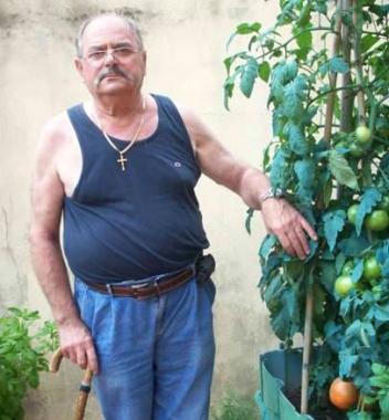 Angelo, uno degli ospiti della struttura che si occupa dellorto 