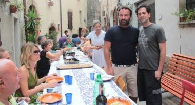 <b>LA TAVOLATA.</b> Il sindaco Luigi Bellumori alla festa in strada 