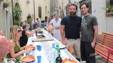 <b>LA TAVOLATA.</b> Il sindaco Luigi Bellumori alla festa in strada