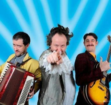 <b>LISCIAMI </b>Una scena dello show di stasera A destra Noemi, attesa alla Cava per domani    