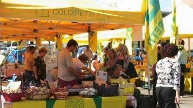 Due immagini del mercatino di Campagna Amica