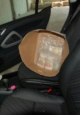 Denaro trovato su una delle auto sequestrate   