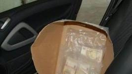 Denaro trovato su una delle auto sequestrate