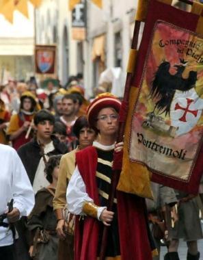 Un momento della sfilata inaugurale 