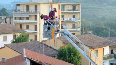 Vigili del fuoco sul tetto crollato della palazzina