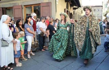 Turisti ammirano i costumi dei figuranti della sfilata storica della Giostra dellOrso   