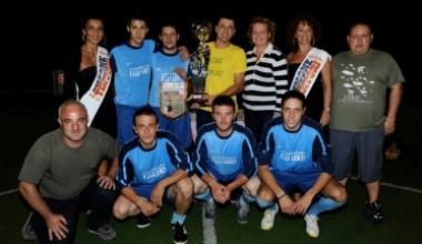 La squadra del Bar Pit Stop con il trofeo appena conquistato   