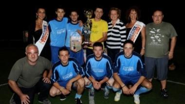 La squadra del Bar Pit Stop con il trofeo appena conquistato