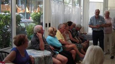 Un gruppo di anziani durante una vacanza-soggiorno