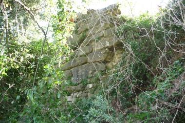 Una veduta delle mura etrusche della Pescaia    