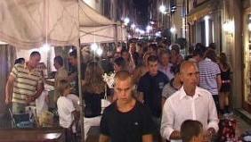 Una serata in centro a Camaiore e sopra a destra Tomamso de Mottoni già partecipanti al Grande Fratello