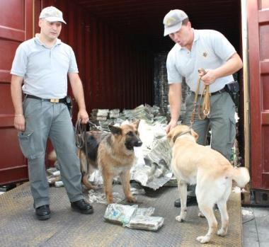Le immagini del sequestro della tonnellata di cocaina trovata nel container dalla finanza  