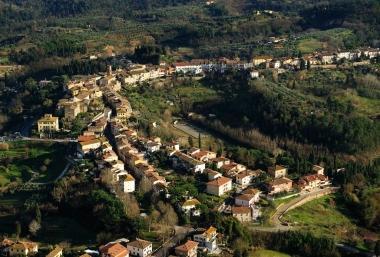 Una veduta aerea di Montopoli, uno dei Comuni del Valdarno 