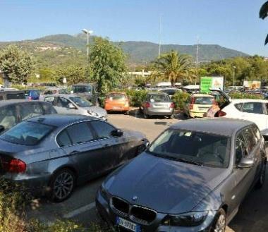 Auto nel parcheggio della Posta a Marina di Campo 