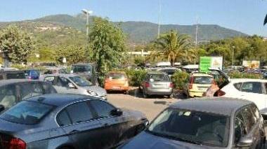 Auto nel parcheggio della Posta a Marina di Campo