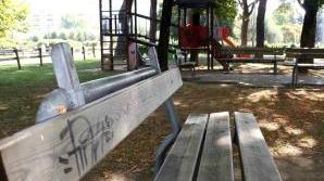 Accanto e in basso alcuni scorci dei giardini di viale della Repubblica e di via Picasso