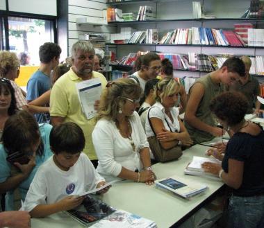 Libri nei tetti previsti ma in media servono 220 euro a studente
