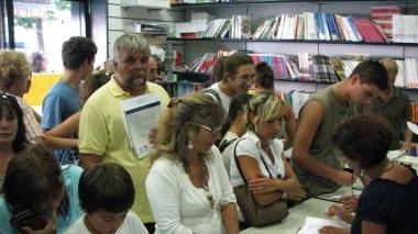 Libri nei tetti previsti ma in media servono 220 euro a studente
