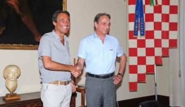 La stretta di mano tra Berti e Cenni. Sotto, l’incontro tra i due A destra Fratoni e Gestri