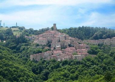 Una veduta di Castelnuovo e, in basso da sinistra, i sindaci dei Comuni dellAlta Valdicecina Alberto Ferrini, Sandro Cerri, Loris Martignoni e Marco Buselli 