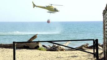 <b>ACCESSO VIETATO</b> La sbarra impedisce l’arrivo alla spiaggia e ha innescato polemiche e veleni