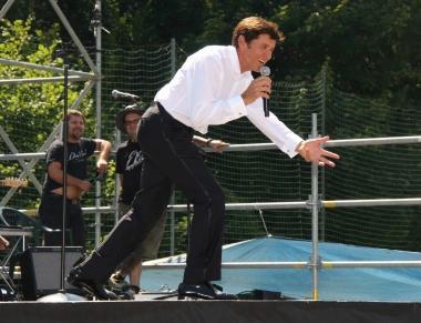 Gianni Morandi sul palco durante il concerto e insieme al regista Gabbriellini