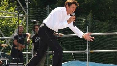 Gianni Morandi sul palco durante il concerto e insieme al regista Gabbriellini