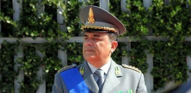 Nella foto accanto il comandante provinciale della Finanza Giuseppe Auturi; a destra un finanziere mentre esegue una verifica in un esercizio pubblico  