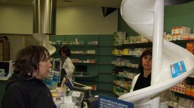 Medico visita una paziente A sinistra una farmacia e, sotto il pagamento del ticket a uno sportello automatico