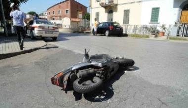 Grave scooterista 37enne travolto da un'auto