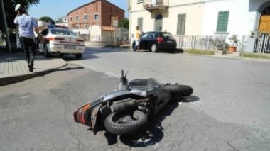 Grave scooterista 37enne travolto da un'auto