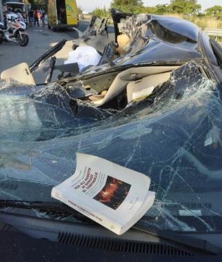 <strong>SCHIANTO SULLE COLLACCHIE </strong>Al centro i rilievi dei vigili urbani A sinistra un libro volato fuori dalla vettura delle ragazze A destra, i danni a un’auto in sosta