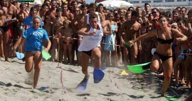 Un momento dei giochi e, a destra, la tensione al Bagno Firenze 