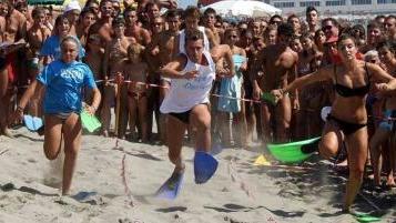 Un momento dei giochi e, a destra, la tensione al Bagno Firenze