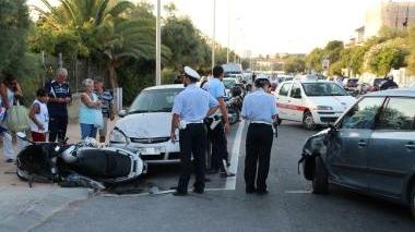 Le immagini dell’incidente davanti all’hotel Universal: lo scooter è finito dall’altra parte della carreggiata