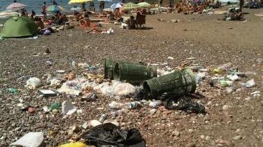 Cala del Leone deturpata dalla spazzatura
