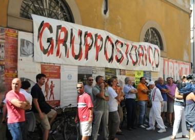 I tifosi del Gruppo Storico affiggono il loro striscione (vip) 
